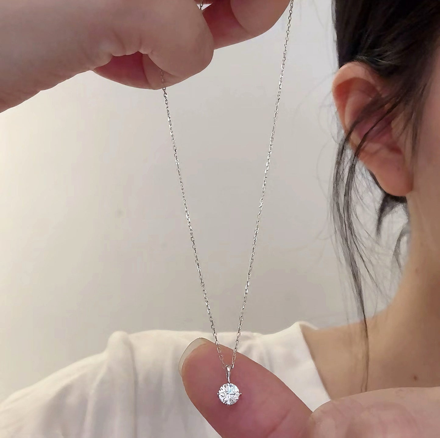 キラキラ輝く高品質な一粒ビジューネックレス「Pur」、金属アレルギー対応の繊細なチェーン
