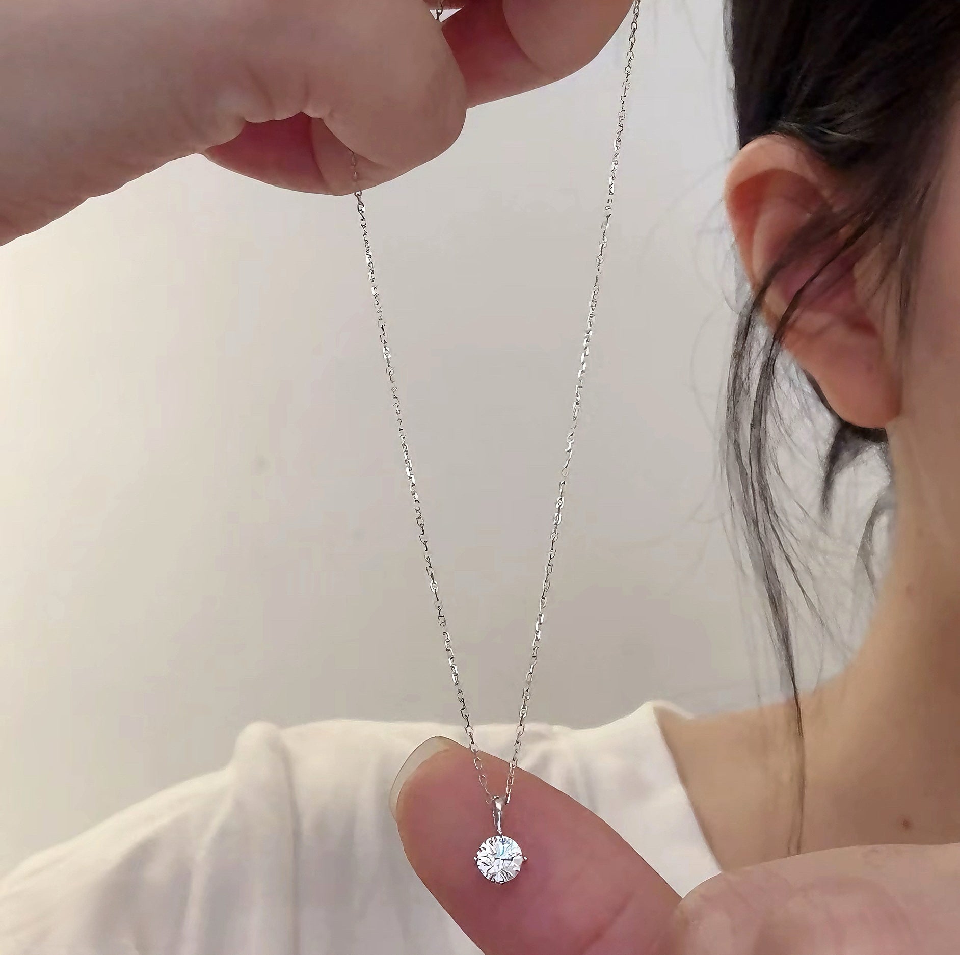 キラキラ輝く高品質な一粒ビジューネックレス「Pur」、金属アレルギー対応の繊細なチェーン
