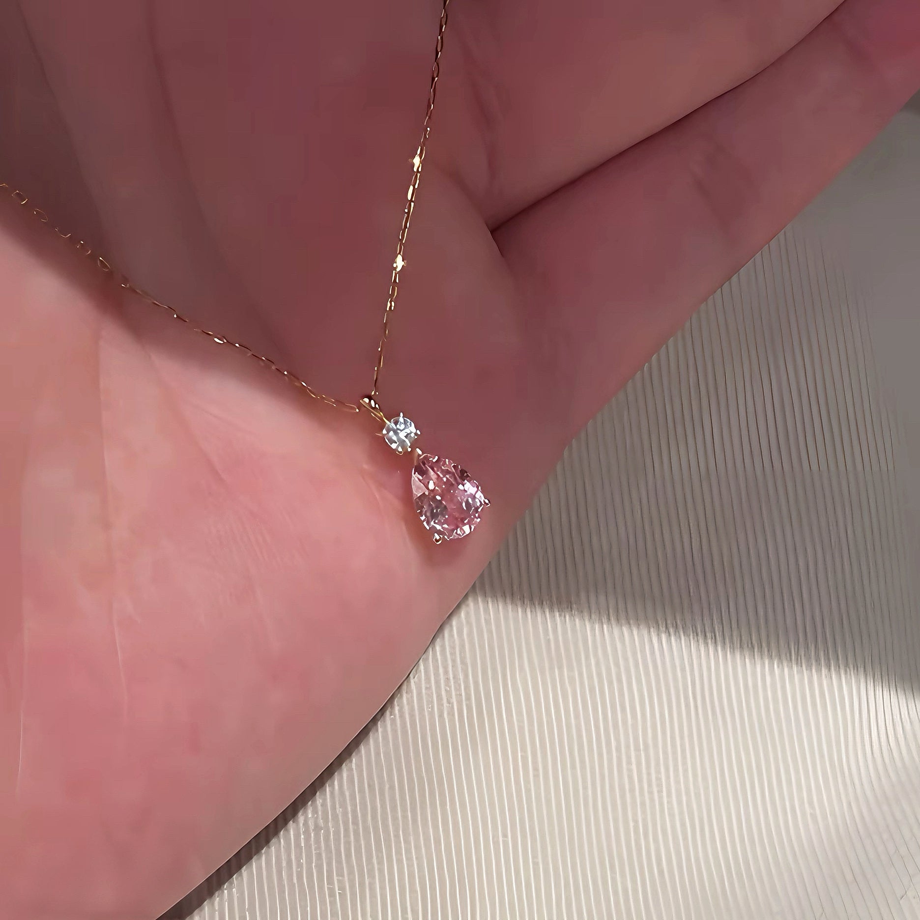 瑞々しく輝くペアシェイプのピンクストーンネックレス「Rosée」、金属アレルギー対応