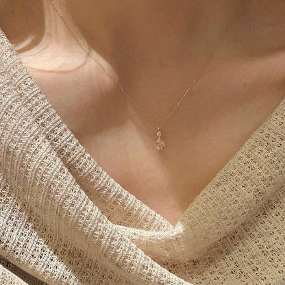 デコルテを美しく魅せる「Rosée」ピンクドロップネックレスの着用画像、大人可愛いゴールドアクセサリー