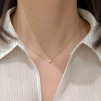 オフィスコーデにも合うデコルテを美しく見せるゴールドの一粒ネックレス「Étincelle」着用画像