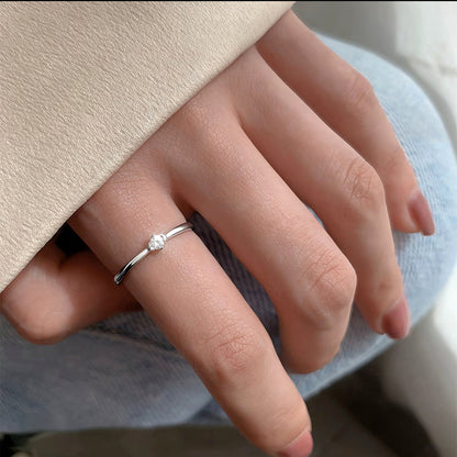 指を細く長く見せる「Clair」一粒華奢リングの着用画像、日常使いにぴったりなシンプルアクセサリー