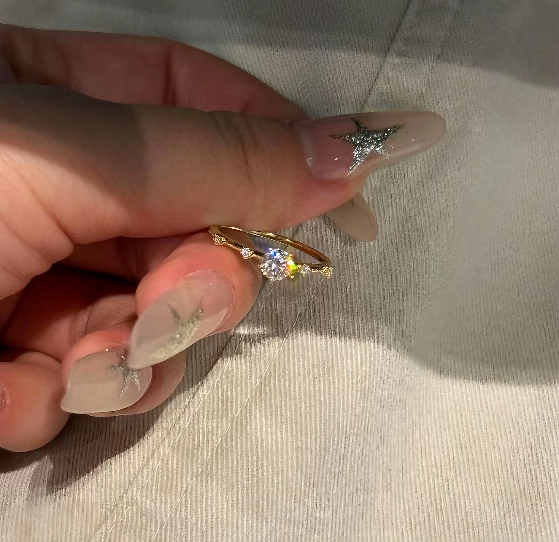 七色に輝くストーンが美しい「Étoile」ビジューリング、金属アレルギー対応のゴールドアクセサリー