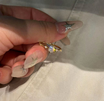 七色に輝くストーンが美しい「Étoile」ビジューリング、金属アレルギー対応のゴールドアクセサリー