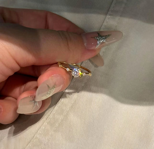 七色に輝くストーンが美しい「Étoile」ビジューリング、金属アレルギー対応のゴールドアクセサリー