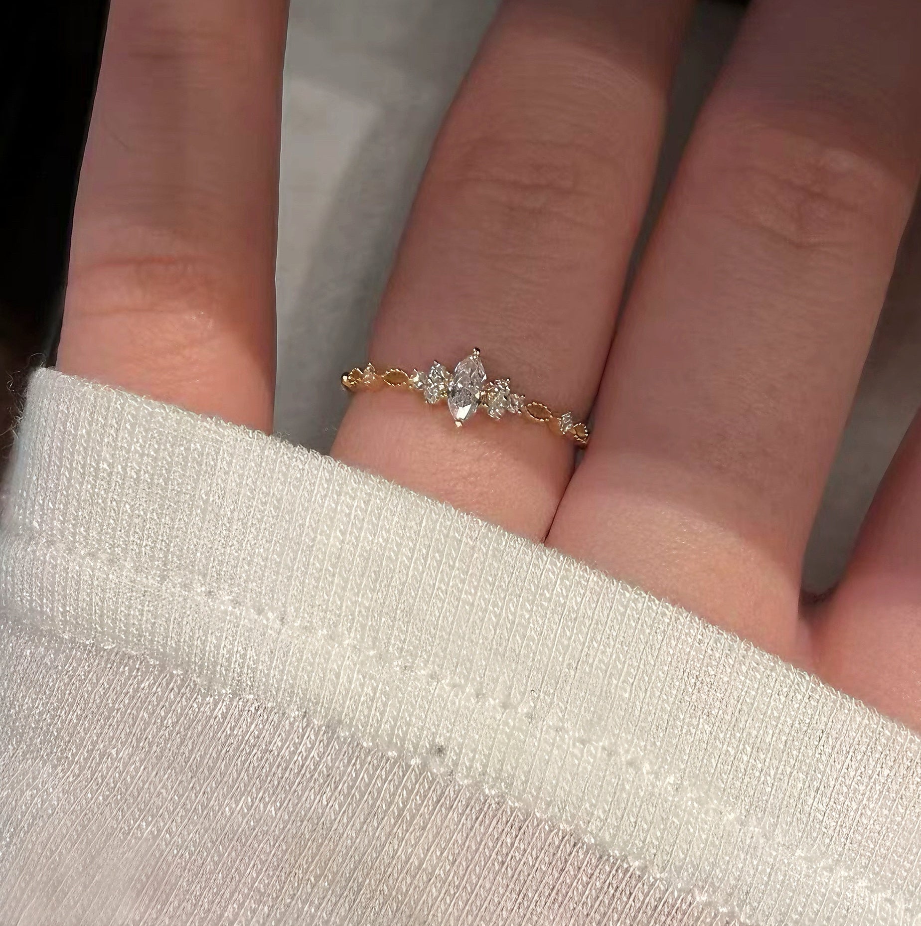指先をクラシカルに彩るゴールドの「Couronne」マーキスビジューリング着用画像、アンティーク風デザイン