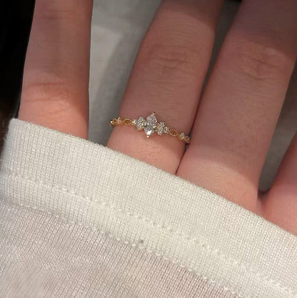 指先をクラシカルに彩るゴールドの「Couronne」マーキスビジューリング着用画像、アンティーク風デザイン