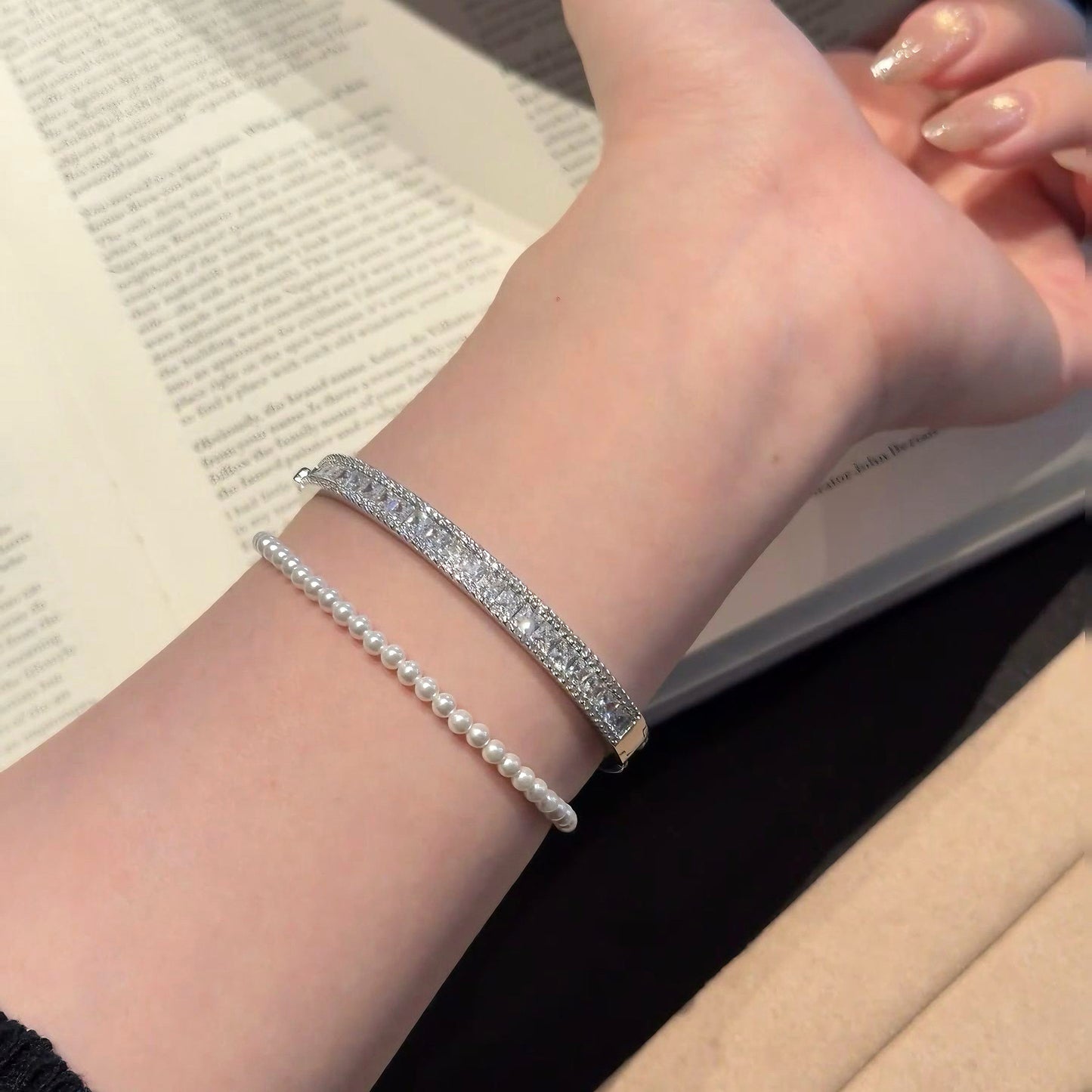 本を読む手元を美しく見せる「Prisme」バングルとパールの重ね付け、大人可愛い知的アクセサリー