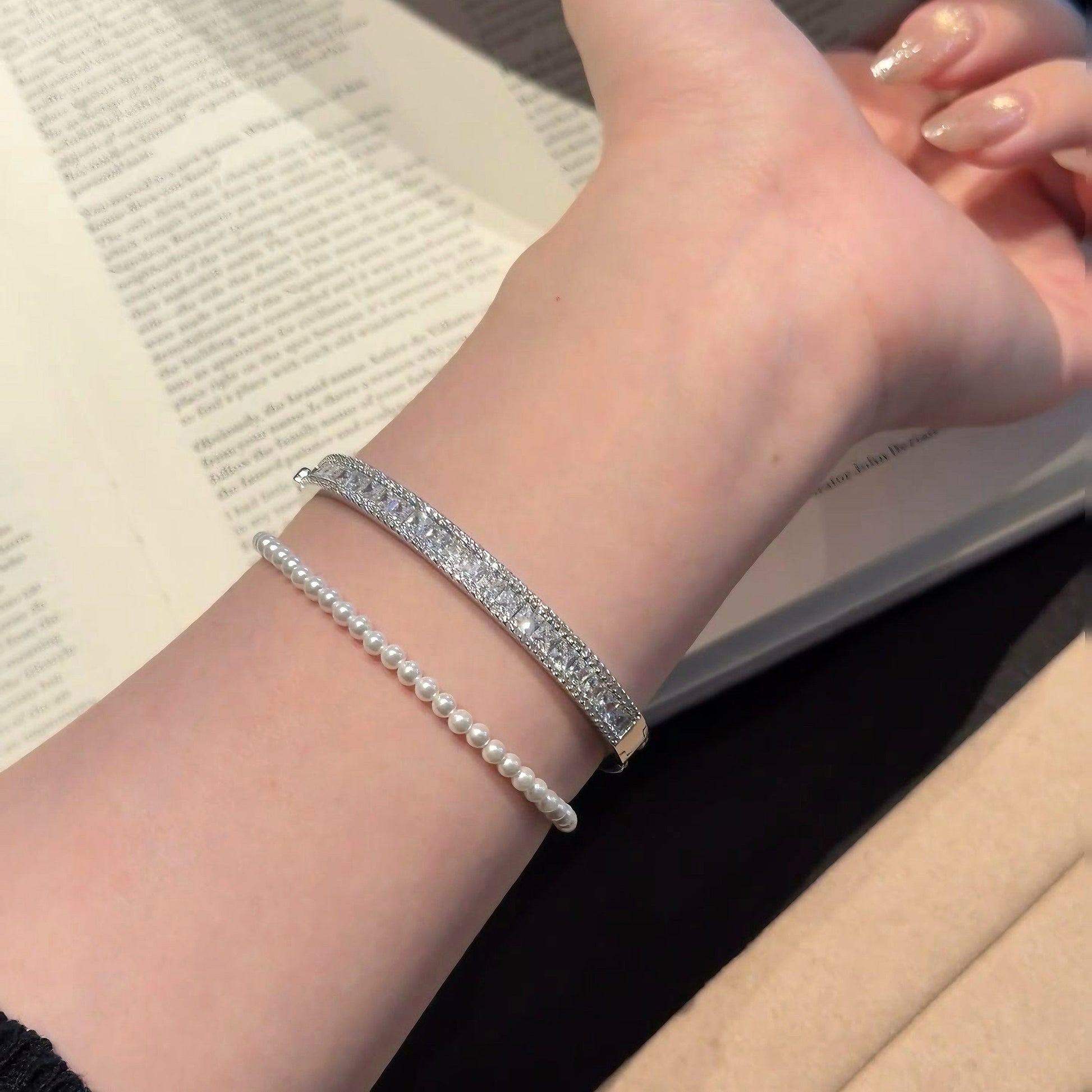 本を読む手元を美しく見せる「Prisme」バングルとパールの重ね付け、大人可愛い知的アクセサリー