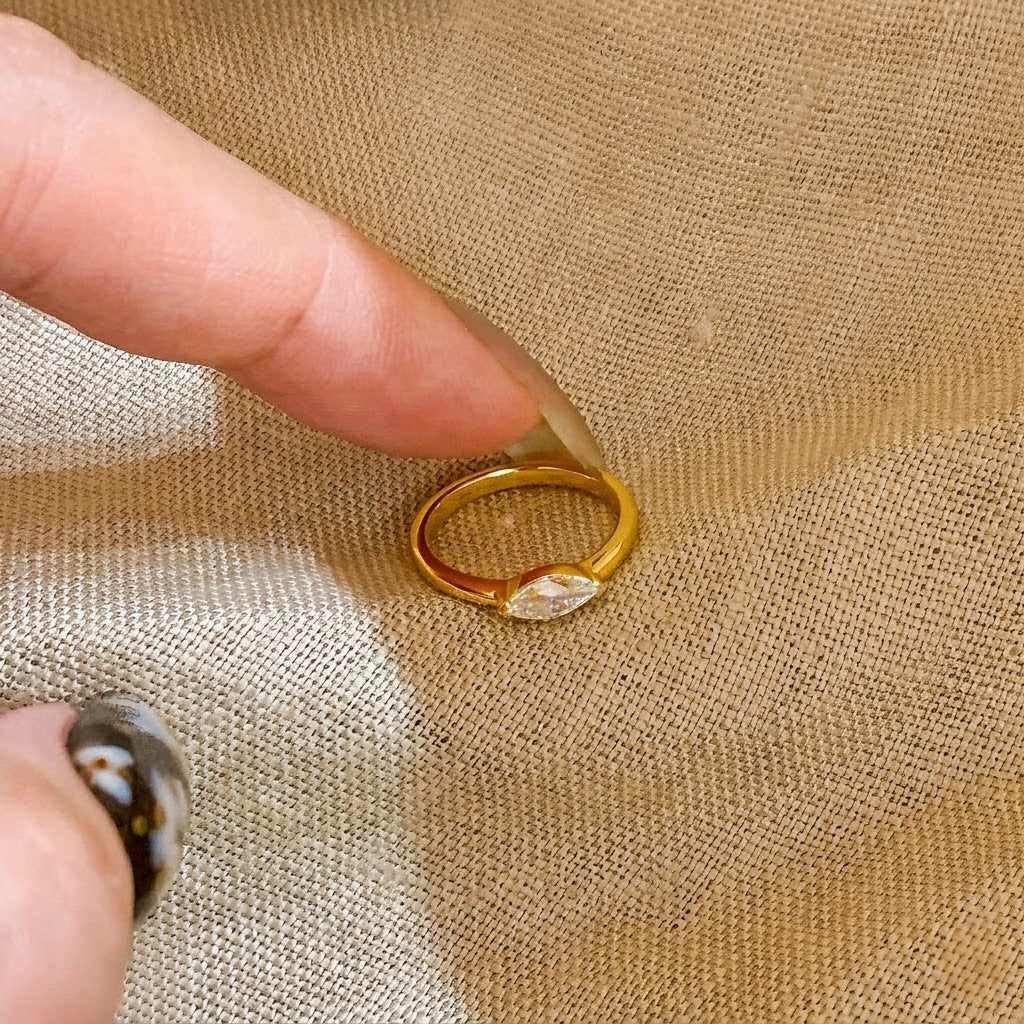 18Kゴールドの輝きとマーキスカットが美しいLueurリング、金属アレルギー対応の高品質アクセサリー