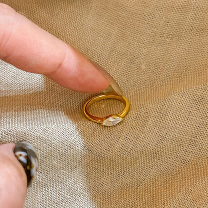 18Kゴールドの輝きとマーキスカットが美しいLueurリング、金属アレルギー対応の高品質アクセサリー
