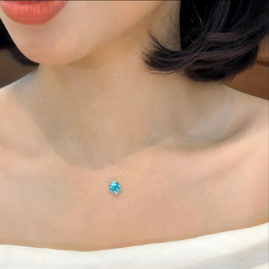 Lumiere Jewelry / Flotter - 素肌に浮かぶ一粒ブルーモアサナイトネックレス。デコルテに溶け込む極細SV925チェーンと、ダイヤモンドを超える輝きの鮮やかなブルーグリーンのモアサナイトストーン。