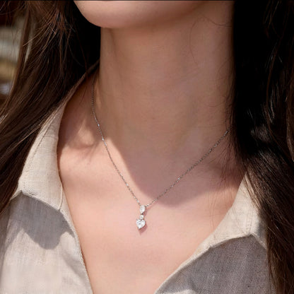 Lumiere Jewelry / 胸元で揺れる大人可愛いハート。シルバー925×3連モアサナイトが輝く「Battement」ネックレスの着用イメージ。金属アレルギー対応。