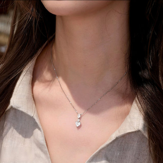 Lumiere Jewelry / 胸元で揺れる大人可愛いハート。シルバー925×3連モアサナイトが輝く「Battement」ネックレスの着用イメージ。金属アレルギー対応。