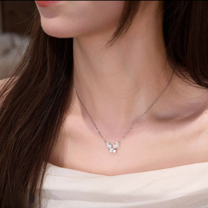 Lumiere Jewelry / デコルテに舞い降りた光の蝶。マーキス＆ラウンドカットのモアサナイトが輝くバタフライネックレスの着用イメージ。金属アレルギー対応。