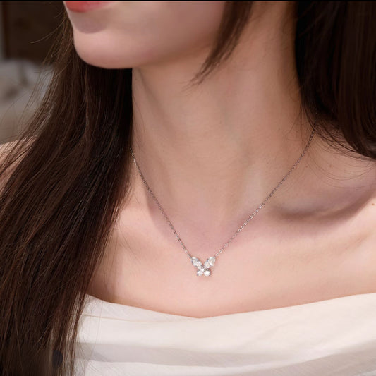 Lumiere Jewelry / デコルテに舞い降りた光の蝶。マーキス＆ラウンドカットのモアサナイトが輝くバタフライネックレスの着用イメージ。金属アレルギー対応。