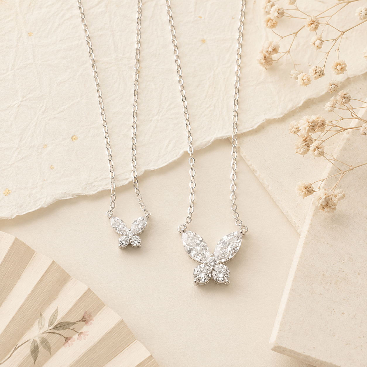 大小2サイズ展開の「Papillon」モアサナイトバタフライネックレス。重ね付けやプレゼントにもおすすめの大人可愛い蝶モチーフジュエリー。SV925製。