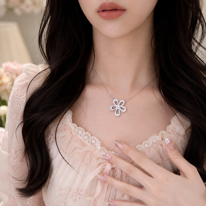Lumiere Jewelry / 胸元で華やかに咲き誇るフラワーモチーフネックレスの着用イメージ。デコルテを美しく魅せる大人可愛いデザイン。金属アレルギー対応。