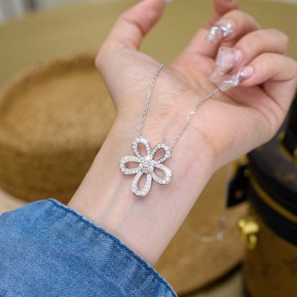 手首に添えてサイズ感を示す「Fleur」ネックレス。敷き詰められたモアサナイトが圧倒的な輝きを放つ、エレガントで存在感のある主役級ジュエリー。