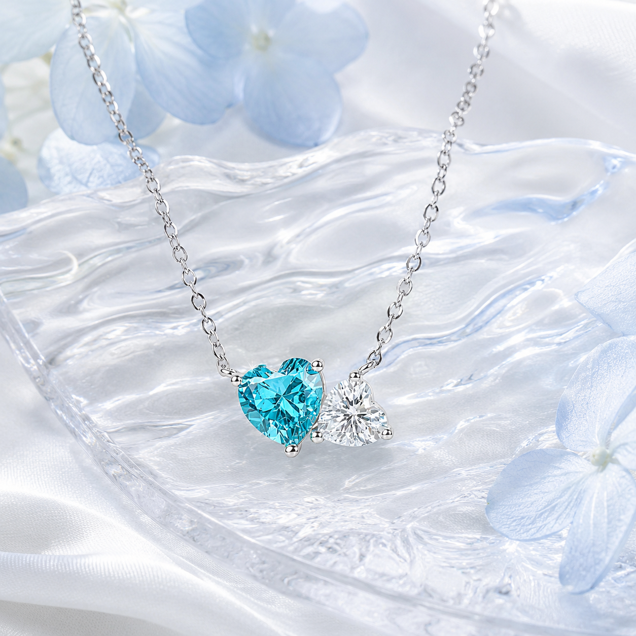 透明感のあるブルーの花に囲まれたAzur ダブルハート モアサナイトネックレス