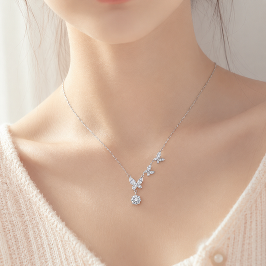 女性の鎖骨に美しく沿う、3連バタフライモアサナイトネックレスの着用画像。金属アレルギー対応で普段使いにもぴったりなサイズ感。