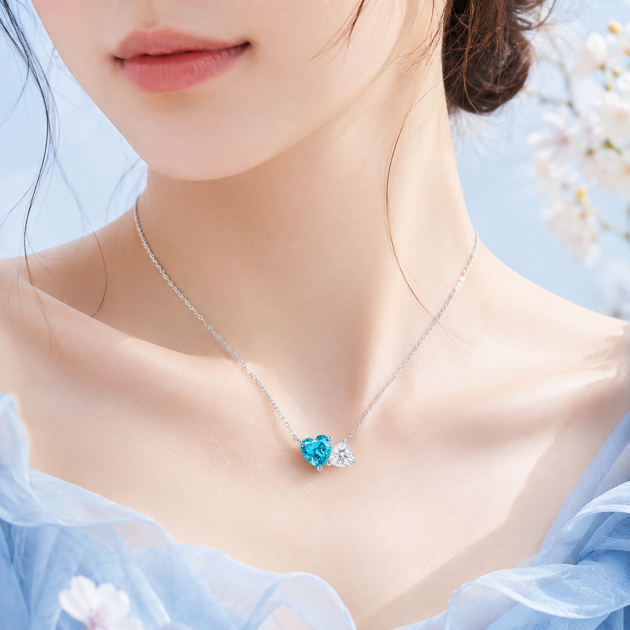 ブルーのドレスにAzur ダブルハート モアサナイトネックレスを合わせた着用イメージ