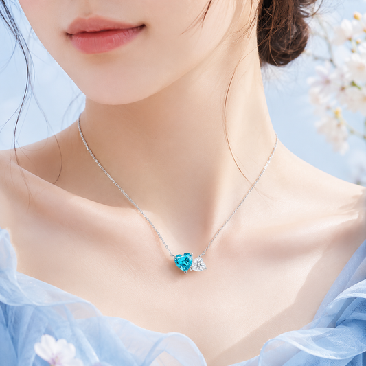 ブルーのドレスにAzur ダブルハート モアサナイトネックレスを合わせた着用イメージ